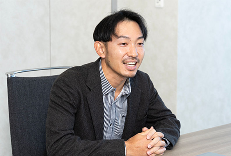 （株）メタルワン DX戦略室 ソリューション事業課兼AI?デジタル企画課 川田直人さんが語る様子