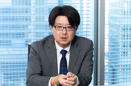 （株）メタルワン特殊鋼 厚板部 大阪厚板課長 真鍋亮一さんが語る様子