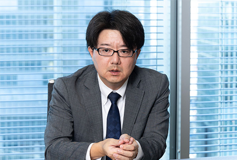 （株）メタルワン特殊鋼 厚板部 大阪厚板課長 真鍋亮一さんが語る様子