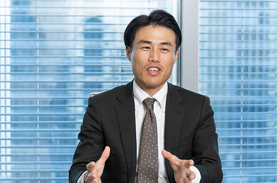 （株）サステック 業務改革統括室 営業業務デジタル化プロジェクトリーダー 奥野貴志さんが語る様子