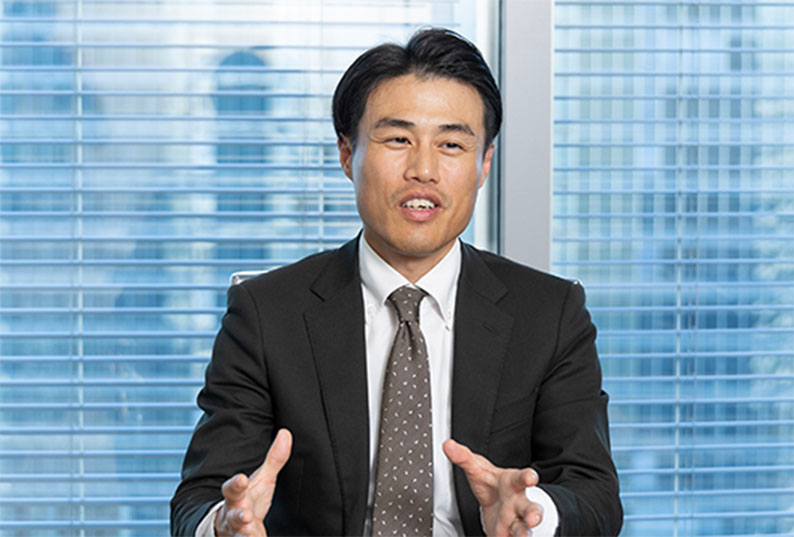 （株）サステック 業務改革統括室 営業業務デジタル化プロジェクトリーダー 奥野貴志さんが語る様子